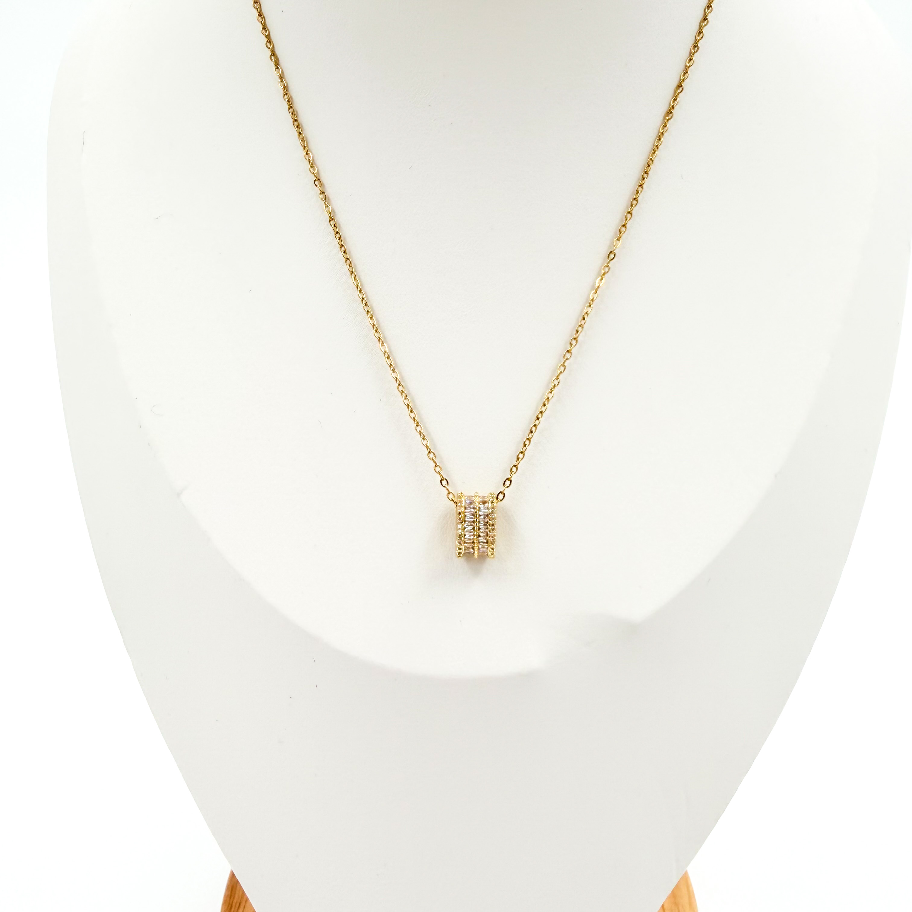 Κολιέ ατσάλινο χρυσό με κρεμαστό οβάλ στρας