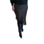 Φούστα σατέν με δαντέλα ασύμετρη