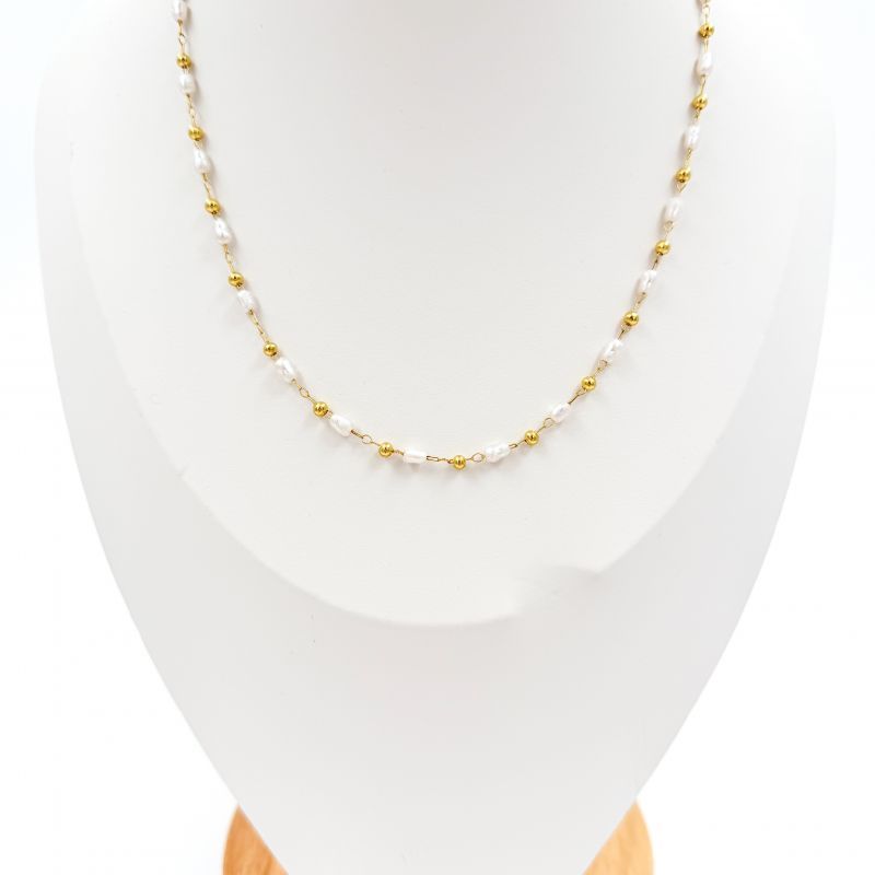 Φωτογραφία από Κολιέ ατσάλινο χρυσό με πέρλες και μπιλίτσες