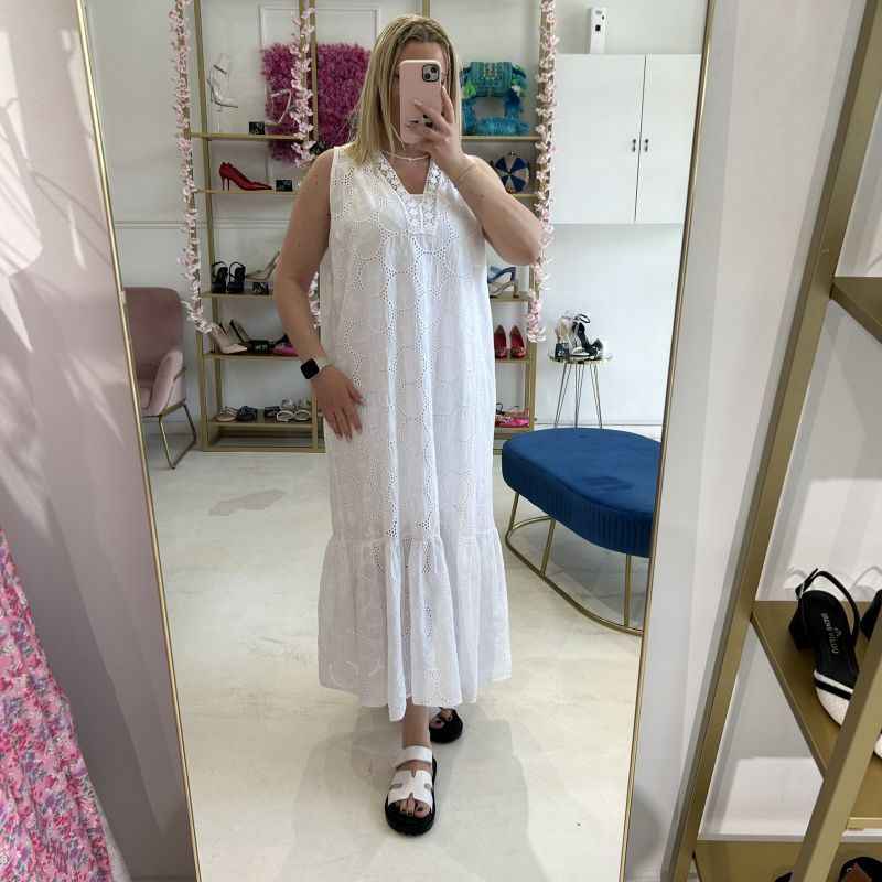 Φωτογραφία από Μάξι φόρεμα λευκό με μπροντερί σχέδια 