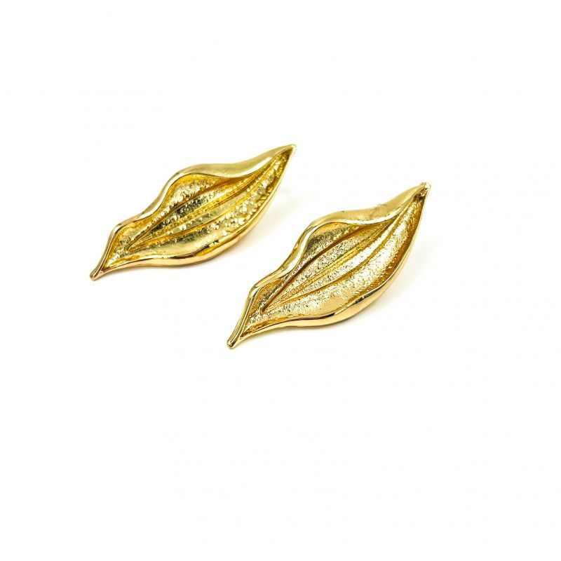 Φωτογραφία από Σκουλαρίκια σε σχήμα φύλλου ατσάλινα χρυσό