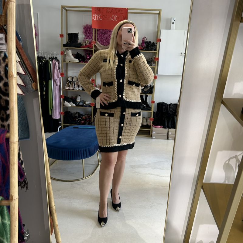 Φωτογραφία από Σετ σακάκι φούστα τύπου Chanel μπεζ σκούρο