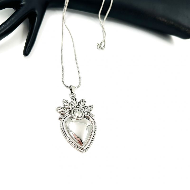 Κολιέ μακρύ ατσάλινο με καρδιά ασημί Φωτογραφία από Κολιέ μακρύ ατσάλινο με καρδιά ασημί