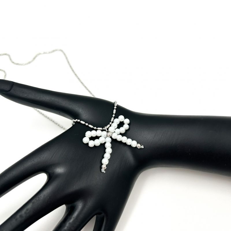 Κολιέ ατσάλινο φιογκάκι με πέρλες ασημί Φωτογραφία από Κολιέ ατσάλινο φιογκάκι με πέρλες ασημί