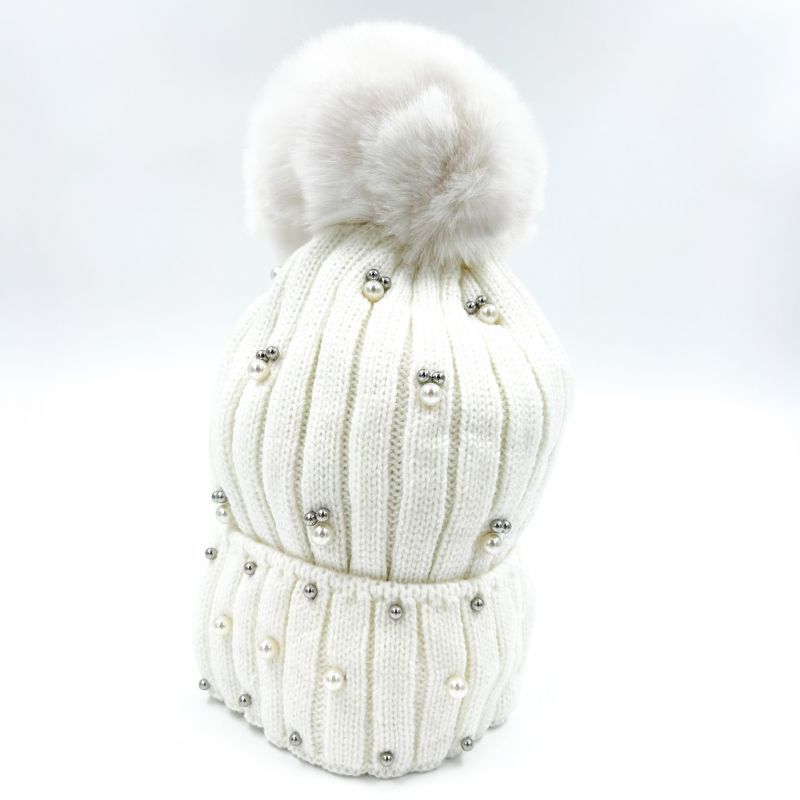 Φωτογραφία από Σκούφος πλεκτός με πέρλες και στρας λευκό