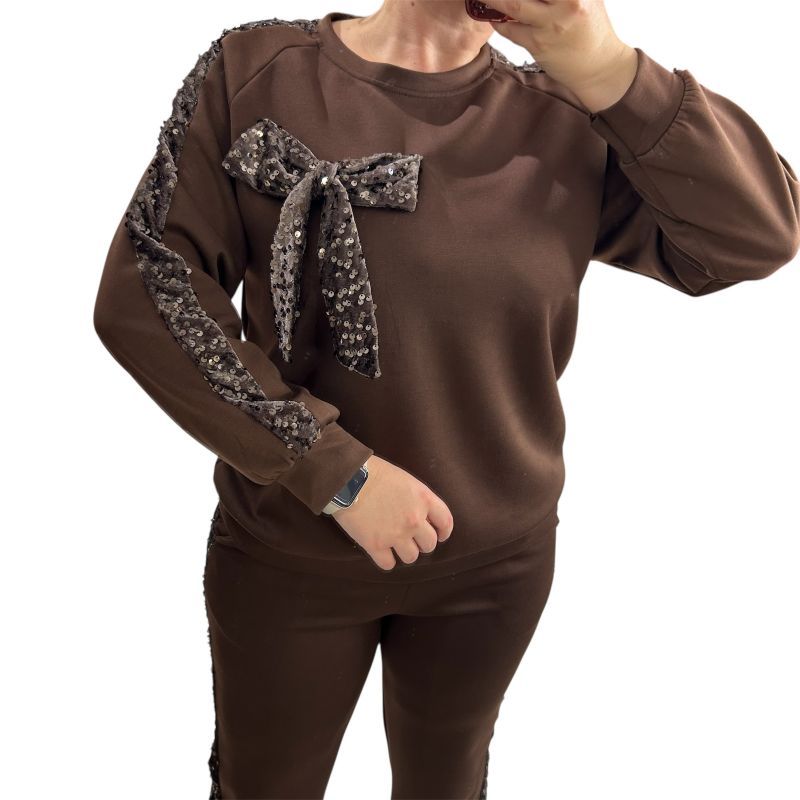 Φωτογραφία από Σετ παντελόνι με μπλούζα καφέ με βελούδινο φιόγκο και πούλιες