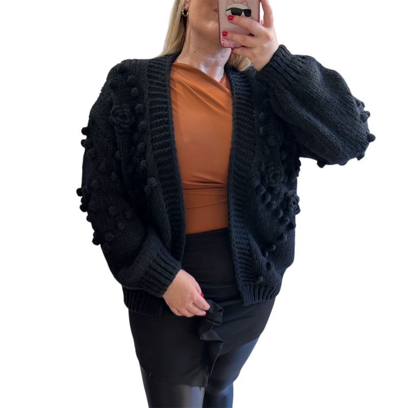 Ζακέτα πλεκτή με λουλούδια μαύρη Φωτογραφία από Ζακέτα πλεκτή με λουλούδια μαύρη