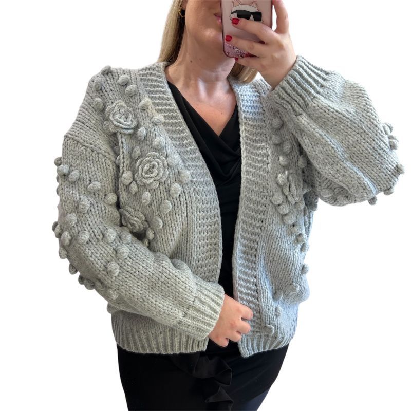 Ζακέτα πλεκτή με λουλούδια γκρι Φωτογραφία από Ζακέτα πλεκτή με λουλούδια γκρι
