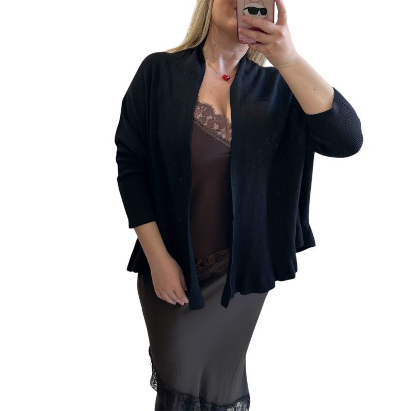 Φωτογραφία από Ζακέτα μαύρη με τρουακάρ μανίκια