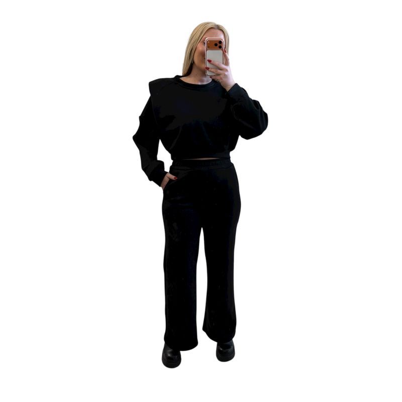 Φωτογραφία από Σετ τοπ με βάτες και παντελόνι μαύρο