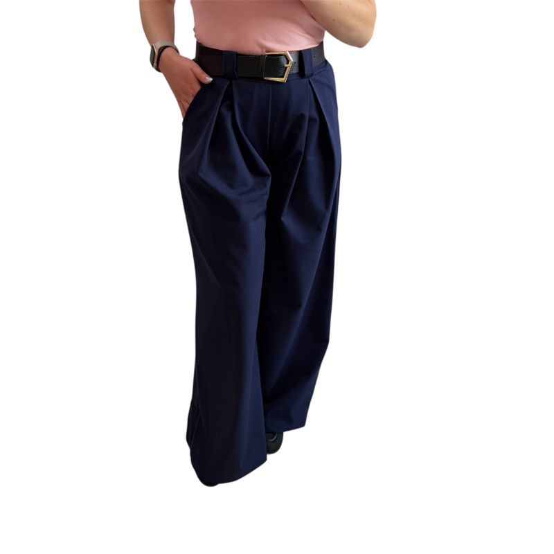 Φωτογραφία από Παντελόνι μπλε με χρυσή ζώνη