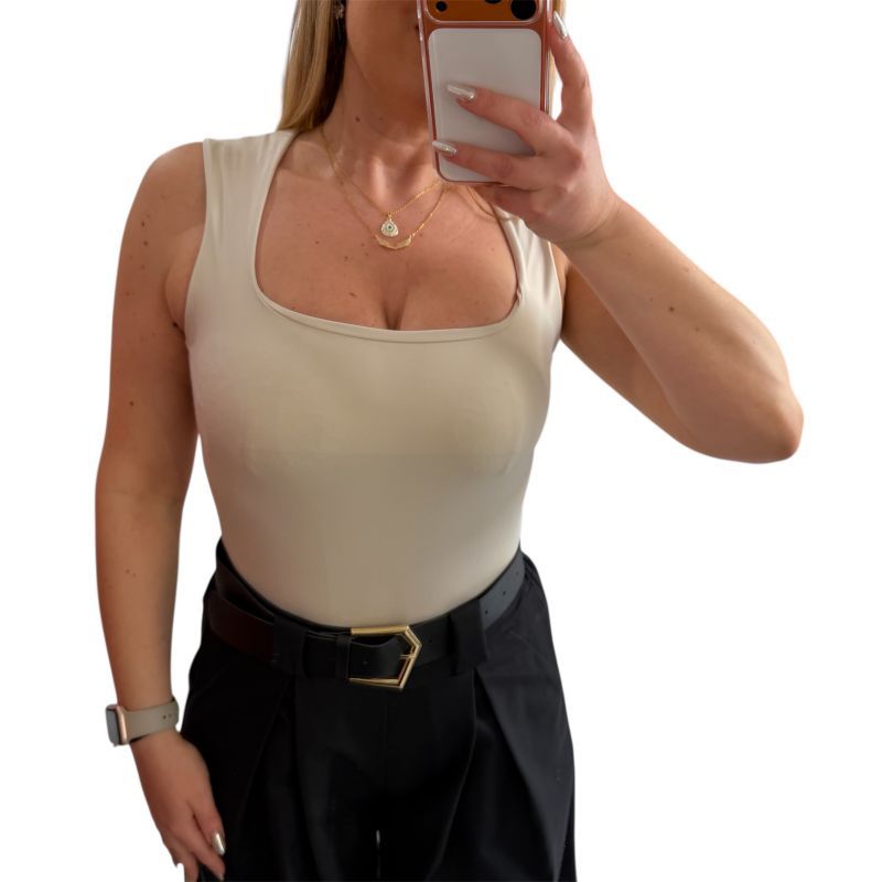 Κορμάκι μπεζ ελαστικό Φωτογραφία από Κορμάκι μπεζ ελαστικό