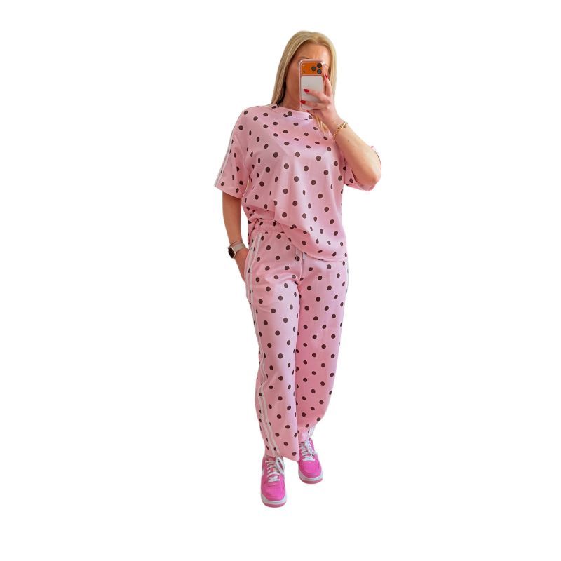 Σετ πουά παντελόνι με μπλούζα ροζ Φωτογραφία από Σετ πουά παντελόνι με μπλούζα ροζ