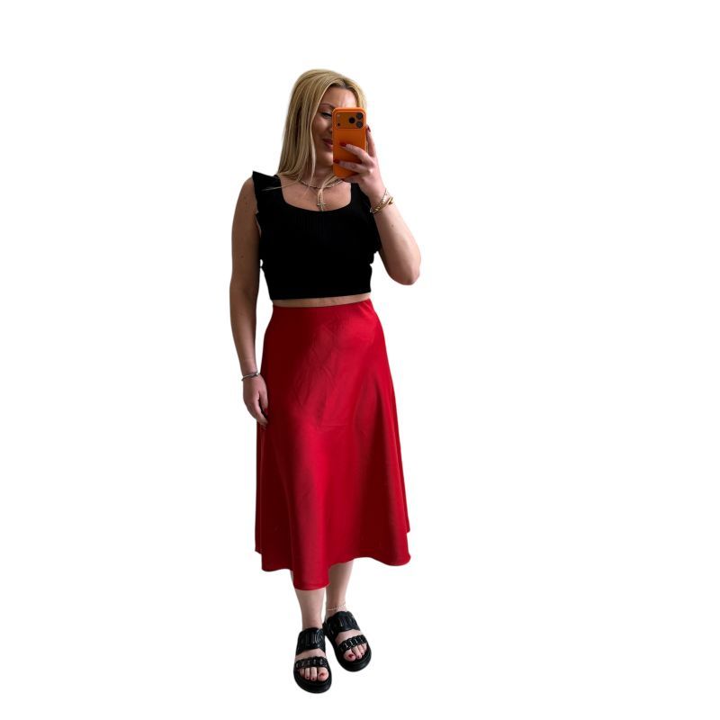 Φωτογραφία από Φούστα μίντι σατέν κόκκινη