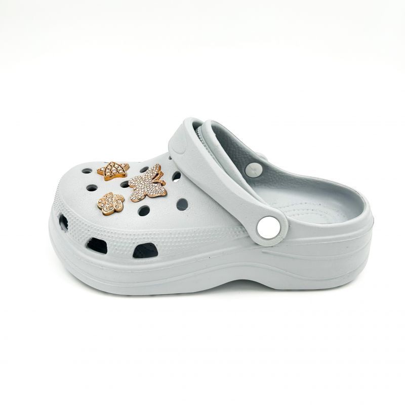 Φωτογραφία από Παντόφλες σαμπό τύπου Crocs γκρι