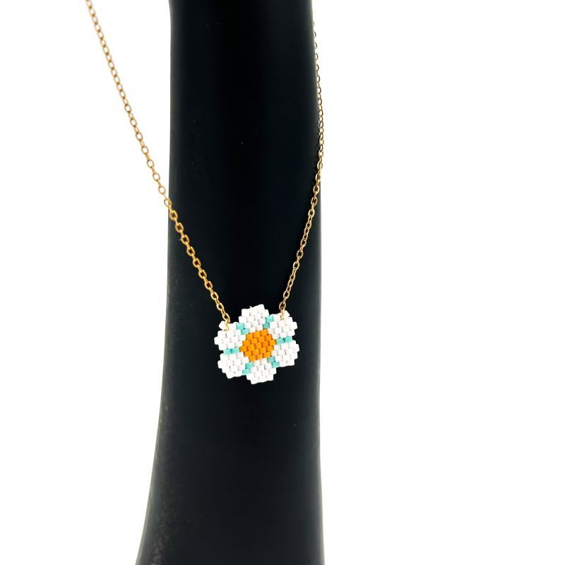 Φωτογραφία από Necklace flower